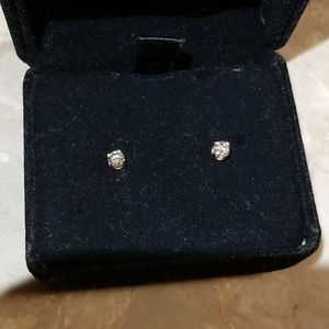 14k gold earring with .5 carat diamonds